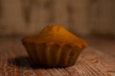 Lezzetli hafif kekler, şekersiz yakın plan ve koyu arka plan.