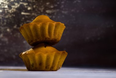 Lezzetli hafif kekler, şekersiz yakın plan ve koyu arka plan.