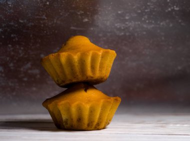 Lezzetli hafif kekler, şekersiz yakın plan ve koyu arka plan.