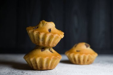 Lezzetli hafif kekler, şekersiz yakın plan ve koyu arka plan.