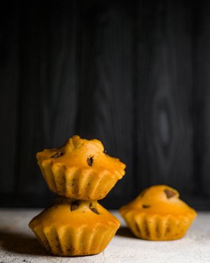 Lezzetli hafif kekler, şekersiz yakın plan ve koyu arka plan.