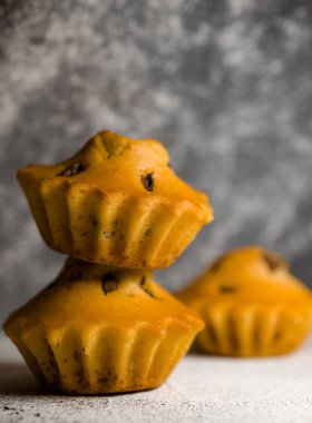 Lezzetli hafif kekler, şenlikli arka planda şekersiz.