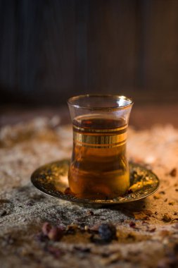 Oryantal baharatlı Türk çayı sıcak ev ışıklarıyla büyük ayrıntı içeriyor