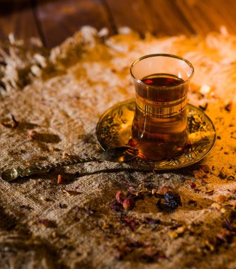 Doğu baharatlı Türk çayı ve sıcak ev ışığında bir kaşık