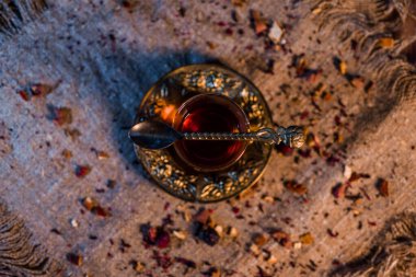 Doğu baharatlı Türk çayı ve sıcak ev ışığında bir kaşık