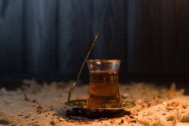 Sıcak ev ışığında Türk çayı ve oryantal baharatlar