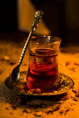 Sıcak ev ışığında Türk çayı ve oryantal baharatlar