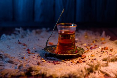 Sıcak ev ışığında Türk çayı ve oryantal baharatlar