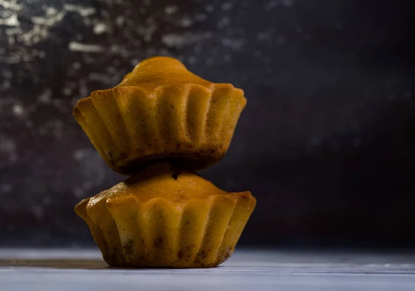 Köstliche Leichte Cupcakes Zuckerfrei Nahaufnahme Und Auf Dunklem Hintergrund — Stockfoto