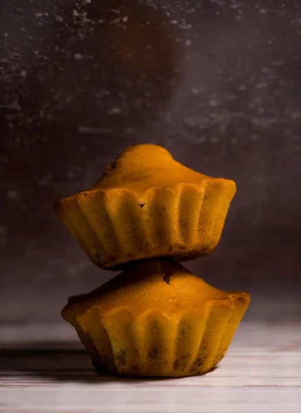 Köstliche Leichte Cupcakes Zuckerfrei Nahaufnahme Und Auf Dunklem Hintergrund — Stockfoto