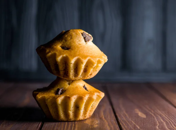 Köstliche Leichte Cupcakes Zuckerfrei Nahaufnahme Und Auf Dunklem Hintergrund — Stockfoto