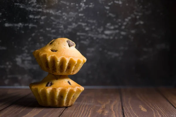 Heerlijke Lichte Cupcakes Suikervrije Close Een Donkere Achtergrond — Stockfoto