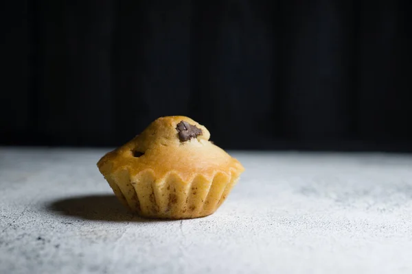 Heerlijke Lichte Cupcakes Suikervrije Close Een Donkere Achtergrond — Stockfoto