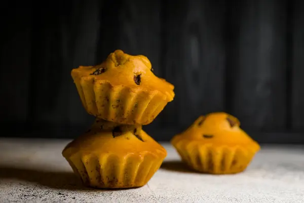 Heerlijke Lichte Cupcakes Suikervrije Close Een Donkere Achtergrond — Stockfoto