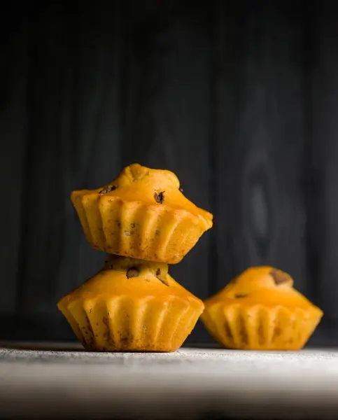 Köstliche Leichte Cupcakes Zuckerfrei Nahaufnahme Und Auf Dunklem Hintergrund — Stockfoto