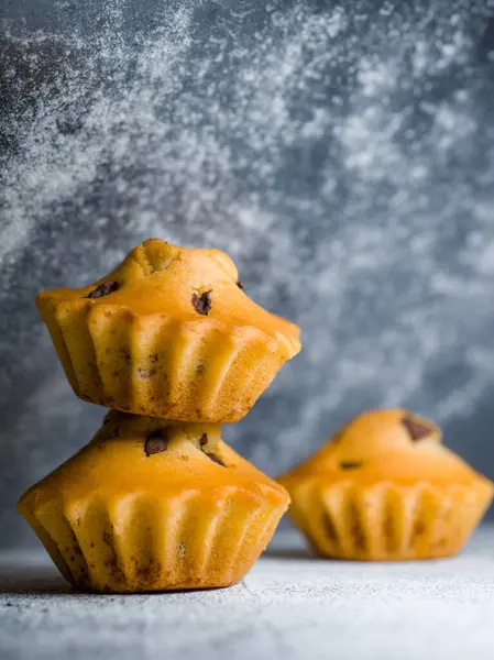 Deliciosos Cupcakes Ligeros Sin Azúcar Con Fondo Festivo — Foto de Stock