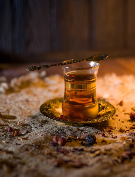 Türkischer Tee Mit Orientalischen Gewürzen Detailreich Warmem Licht Aufgenommen — Stockfoto