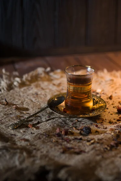 Doğu Baharatlı Türk Çayı Sıcak Işığında Bir Kaşık — Stok fotoğraf