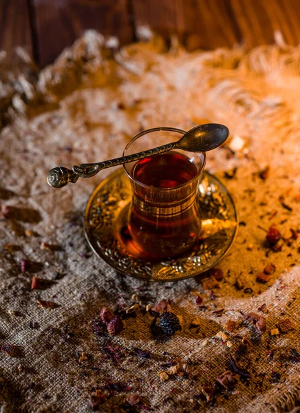 Doğu Baharatlı Türk Çayı Sıcak Işığında Bir Kaşık — Stok fotoğraf