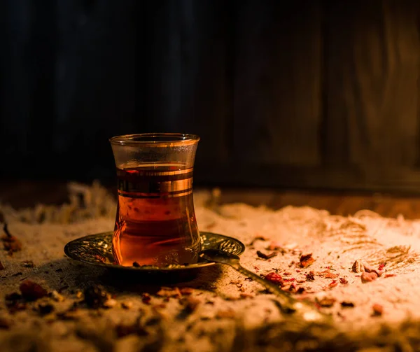 Türkischer Tee Mit Orientalischen Gewürzen Und Einem Löffel Warmem Licht — Stockfoto