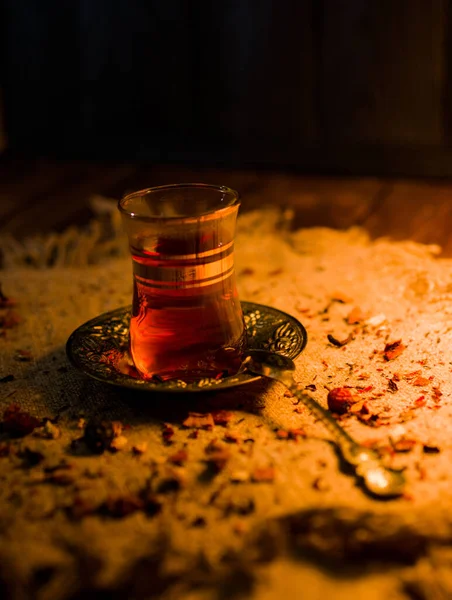 Турецький Чай Східними Спеціями Ложкою Теплому Домашньому Світлі — стокове фото