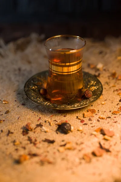 Türkischer Tee Mit Orientalischen Gewürzen Und Einem Löffel Warmem Licht — Stockfoto