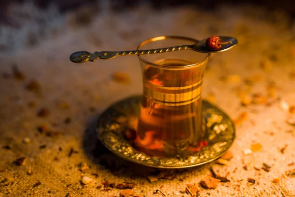 土耳其茶 带有东方香料 汤匙在温暖的家庭阳光下 — 图库照片