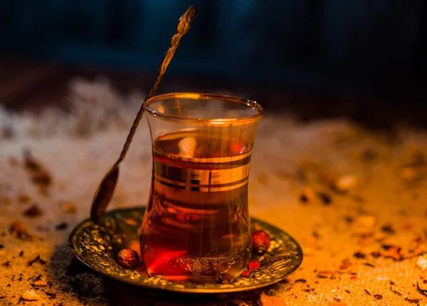 Türkischer Tee Mit Orientalischen Gewürzen Warmem Licht — Stockfoto
