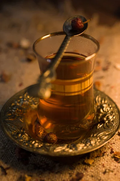 Türkischer Tee Mit Orientalischen Gewürzen Warmem Licht — Stockfoto