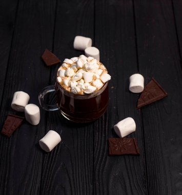 Güzel bir bardakta kakao serpiştirilmiş marşmelovlu lezzetli sıcak kakao.