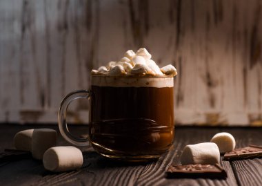 Güzel bir bardakta kakao serpiştirilmiş marşmelovlu lezzetli sıcak kakao.