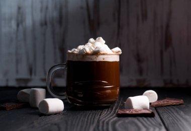 Güzel bir bardakta kakao serpiştirilmiş marşmelovlu lezzetli sıcak kakao.