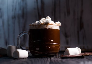 Güzel bir bardakta kakao serpiştirilmiş marşmelovlu lezzetli sıcak kakao.