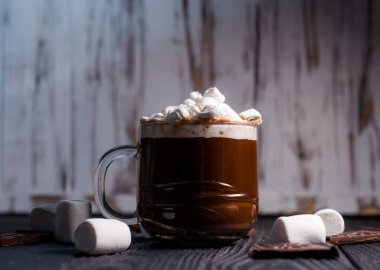 Güzel bir bardakta kakao serpiştirilmiş marşmelovlu lezzetli sıcak kakao.