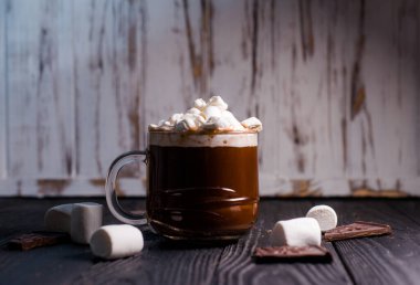 Güzel bir bardakta kakao serpiştirilmiş marşmelovlu lezzetli sıcak kakao.