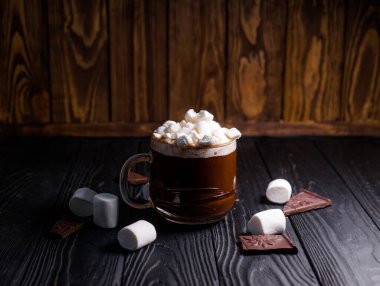 Güzel bir bardakta kakao serpiştirilmiş marşmelovlu lezzetli sıcak kakao.