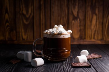 Güzel bir bardakta kakao serpiştirilmiş marşmelovlu lezzetli sıcak kakao.