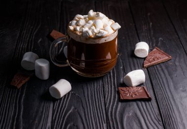 Güzel bir bardakta kakao serpiştirilmiş marşmelovlu lezzetli sıcak kakao.