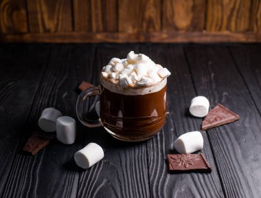 Güzel bir bardakta kakao serpiştirilmiş marşmelovlu lezzetli sıcak kakao.