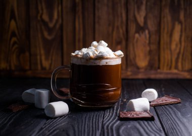 Güzel bir bardakta kakao serpiştirilmiş marşmelovlu lezzetli sıcak kakao.