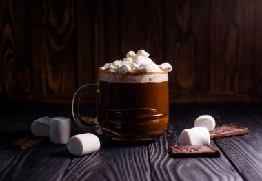 Güzel bir bardakta kakao serpiştirilmiş marşmelovlu lezzetli sıcak kakao.