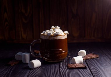 Güzel bir bardakta kakao serpiştirilmiş marşmelovlu lezzetli sıcak kakao.