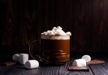 Güzel bir bardakta kakao serpiştirilmiş marşmelovlu lezzetli sıcak kakao.
