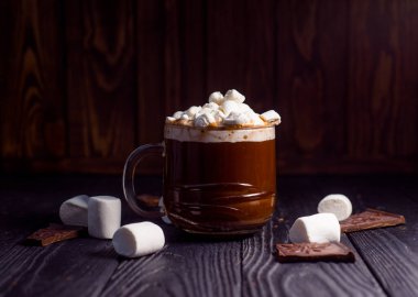 Güzel bir bardakta kakao serpiştirilmiş marşmelovlu lezzetli sıcak kakao.