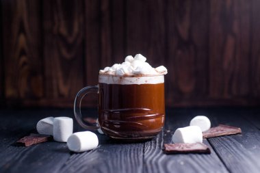 Güzel bir bardakta marşmelovlu lezzetli kakao.