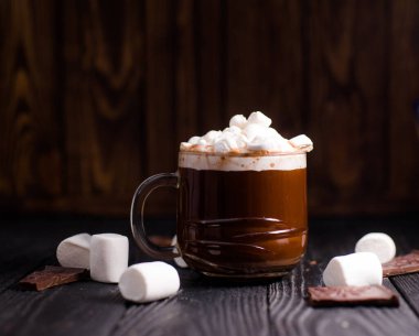 Güzel bir bardakta kakao serpiştirilmiş marşmelovlu lezzetli sıcak kakao.