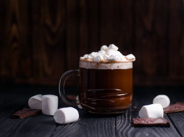 Güzel bir bardakta marşmelovlu lezzetli kakao.