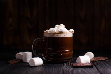 Güzel bir bardakta marşmelovlu lezzetli kakao.