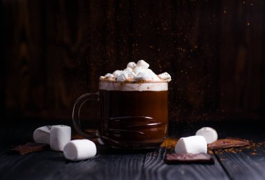 Güzel bir bardakta kakao serpiştirilmiş marşmelovlu lezzetli sıcak kakao.