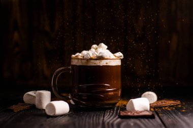 Güzel bir bardakta marşmelovlu lezzetli kakao.